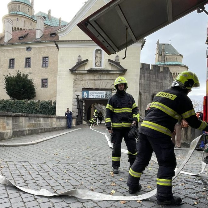 hasiči na nádvorí zámku