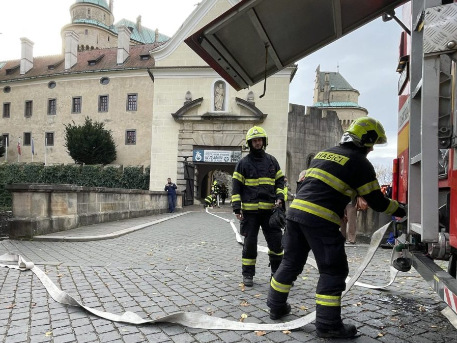 hasiči na nádvorí zámku
