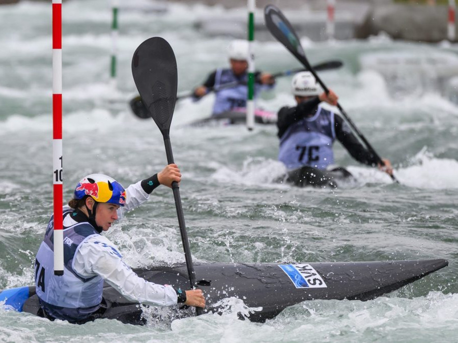 Archívna snímka - Vodné slalomárky Zuzana Paňková, Emanuela Luknárová a Soňa Stanovská.