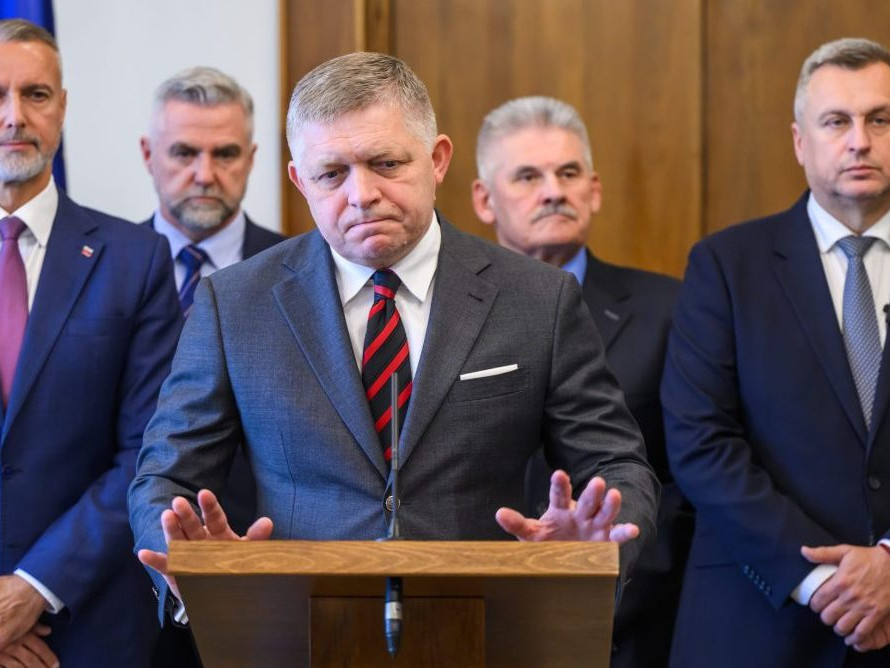 Na snímke poslanec NR SR Róbert Puci (Hlas-SD), predseda NRSR Richard Raši (Hlas-SD), podpredseda NRSR Tibor Gašpar (Smer-SD), predseda vlády SR Robert Fico (Smer-SD), poslanec NR SR Ján Richter (Smer-SD) a podpredseda NR SR Andrej Danko (SNS).