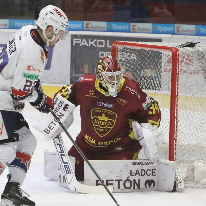 Lukáš Lunter (Zvolen) a brankár Trenčína Dávid Hrenák počas predohrávky 14. kola.