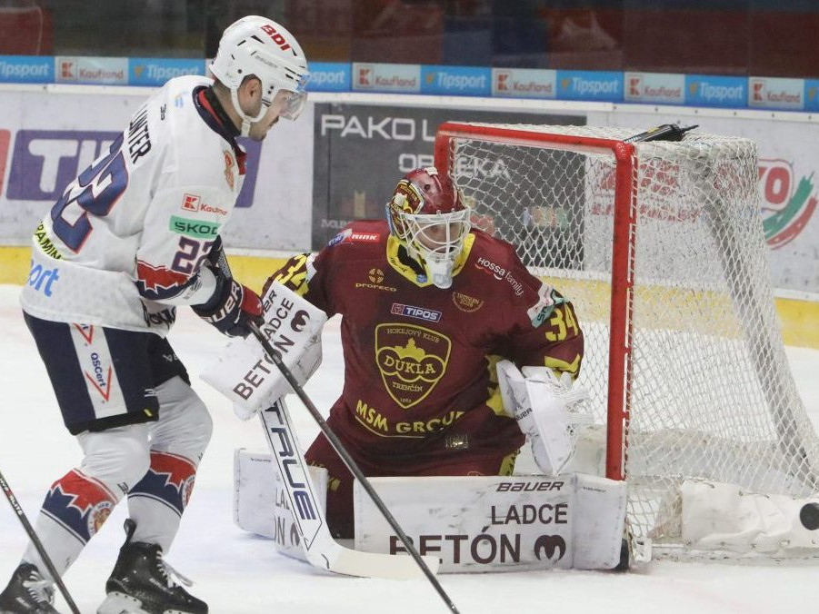 Lukáš Lunter (Zvolen) a brankár Trenčína Dávid Hrenák počas predohrávky 14. kola.