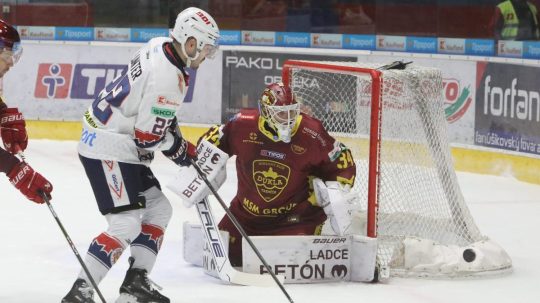 Lukáš Lunter (Zvolen) a brankár Trenčína Dávid Hrenák počas predohrávky 14. kola.