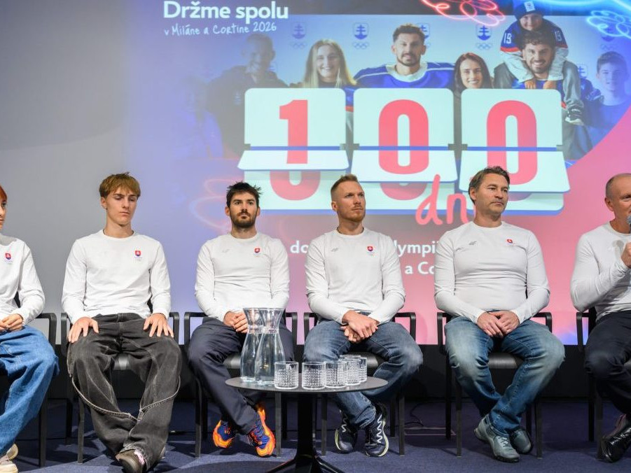 Mária Kapustíková, Hektor Kapustík, Andreas Žampa, Adam Žampa, tréner slovenskej mužskej hokejovej reprezentácie Vladimír Országh a šéf slovenskej výpravy Roman Buček.