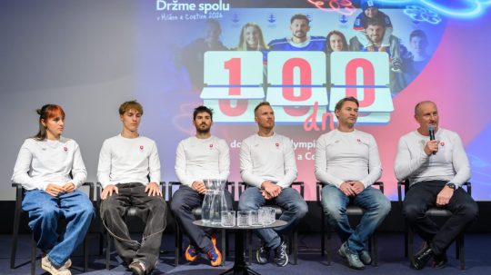 Mária Kapustíková, Hektor Kapustík, Andreas Žampa, Adam Žampa, tréner slovenskej mužskej hokejovej reprezentácie Vladimír Országh a šéf slovenskej výpravy Roman Buček.