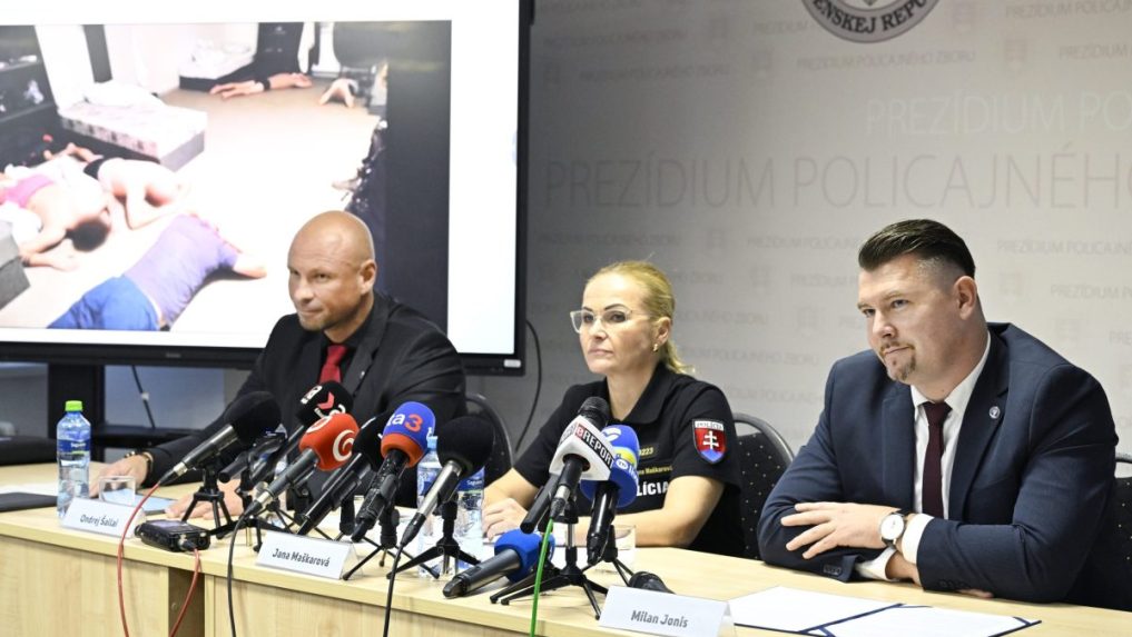 Na snímke riaditeľ Národnej protidrogovej jednotky Milan Jonis, prezidentka Policajného zboru Jana Maškarová a vedúci protidrogového oddelenia Západ Ondrej Šallai.