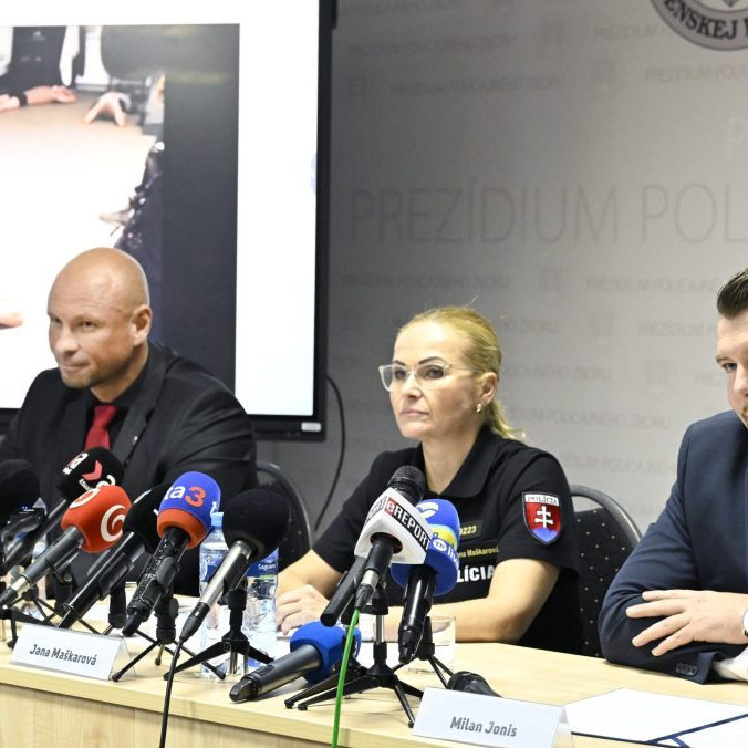 Na snímke riaditeľ Národnej protidrogovej jednotky Milan Jonis, prezidentka Policajného zboru Jana Maškarová a vedúci protidrogového oddelenia Západ Ondrej Šallai.