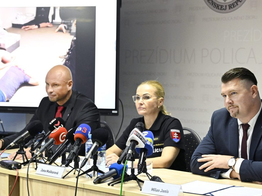 Na snímke riaditeľ Národnej protidrogovej jednotky Milan Jonis, prezidentka Policajného zboru Jana Maškarová a vedúci protidrogového oddelenia Západ Ondrej Šallai.