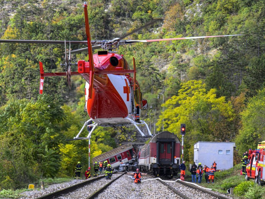 Záchranársky vrtuľník na mieste zrážky dvoch rýchlikov pri Jablonove nad Turňou.