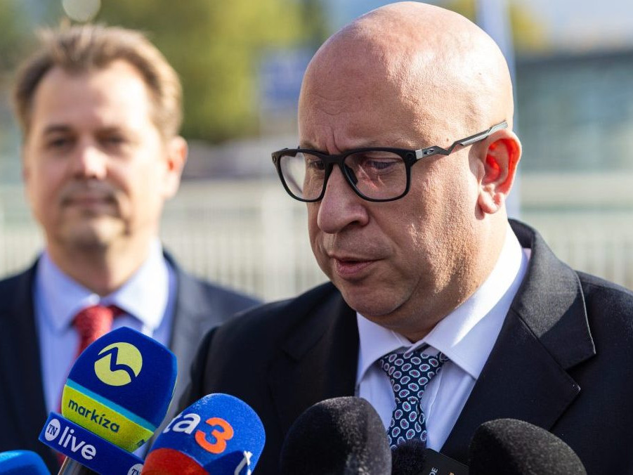 Na snímke v popredí minister dopravy SR Jozef Ráž ml.