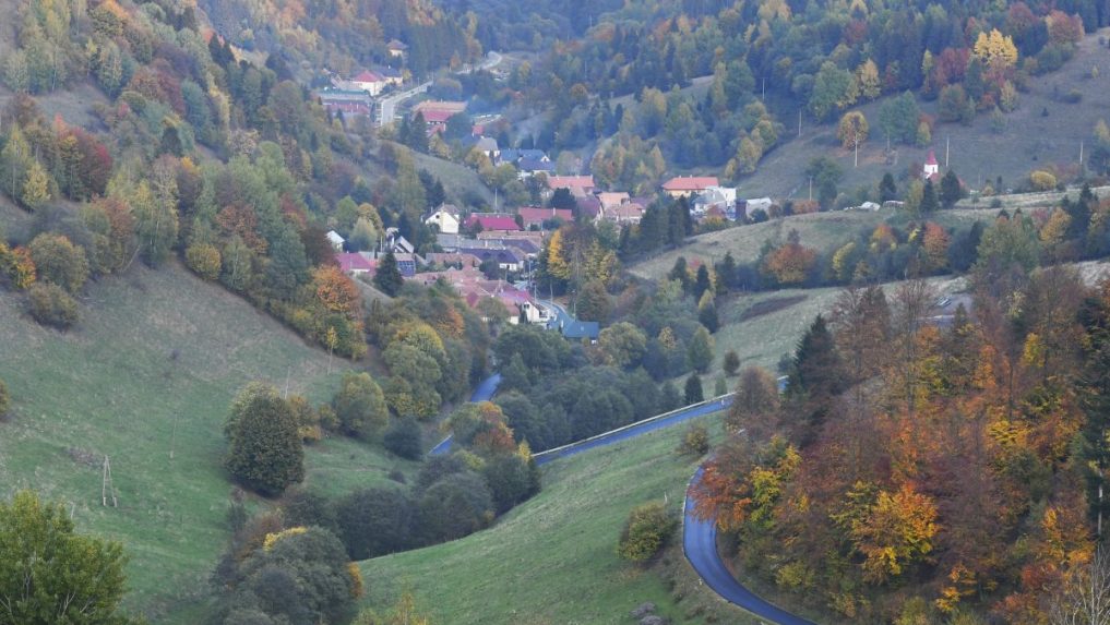 Zrekonštruovaná cesta nad obcou Úhorná.
