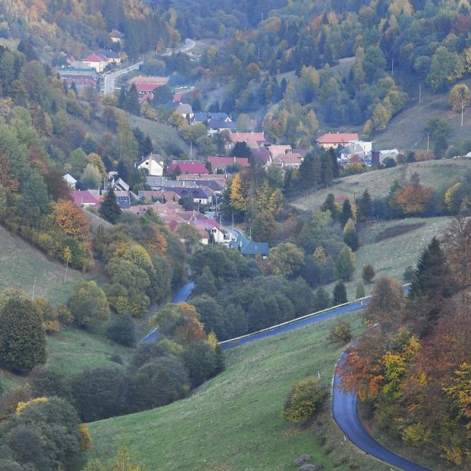 Zrekonštruovaná cesta nad obcou Úhorná.