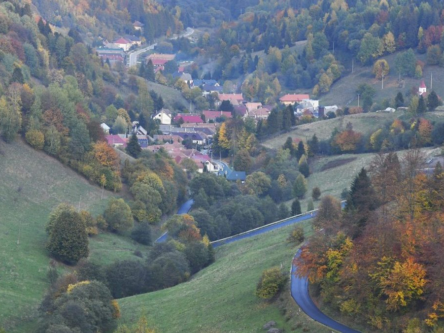 Zrekonštruovaná cesta nad obcou Úhorná.