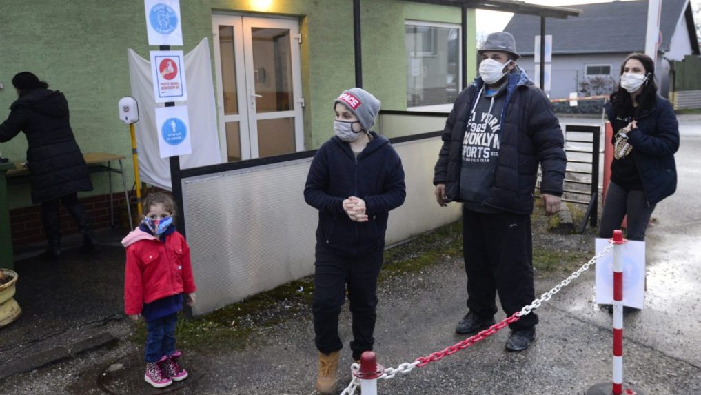Ľudia čakajú na testovanie počas celoplošného skríningu.