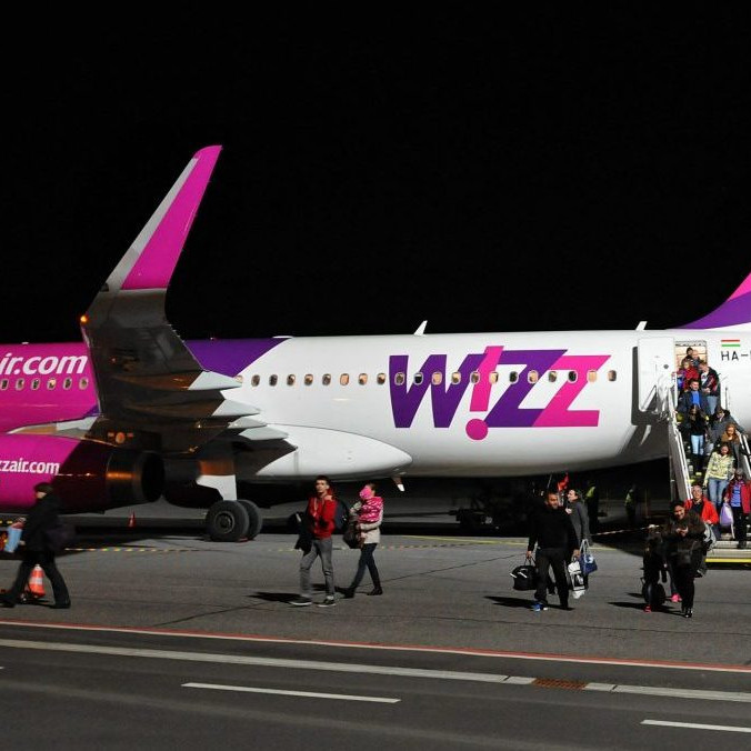 Na snímke lietadlo spoločnosti Wizz Air a letisku v Poprade.