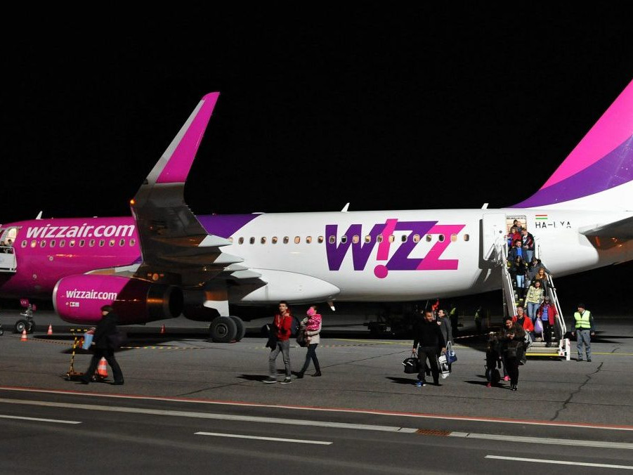Na snímke lietadlo spoločnosti Wizz Air a letisku v Poprade.
