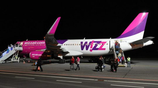 Na snímke lietadlo spoločnosti Wizz Air a letisku v Poprade.