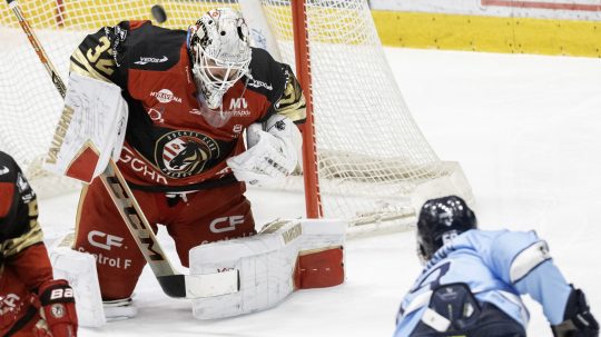 SR Bratislava hokej 16. kolo Tipsport liga BAX HC Slovan Bratislava - HC Prešov Na snímke sprava strieľa gól Samuel Solenský (Slovan) a brankár Jaroslav Janus (Prešov) počas zápasu 16. kola hokejovej Tipsport ligy.