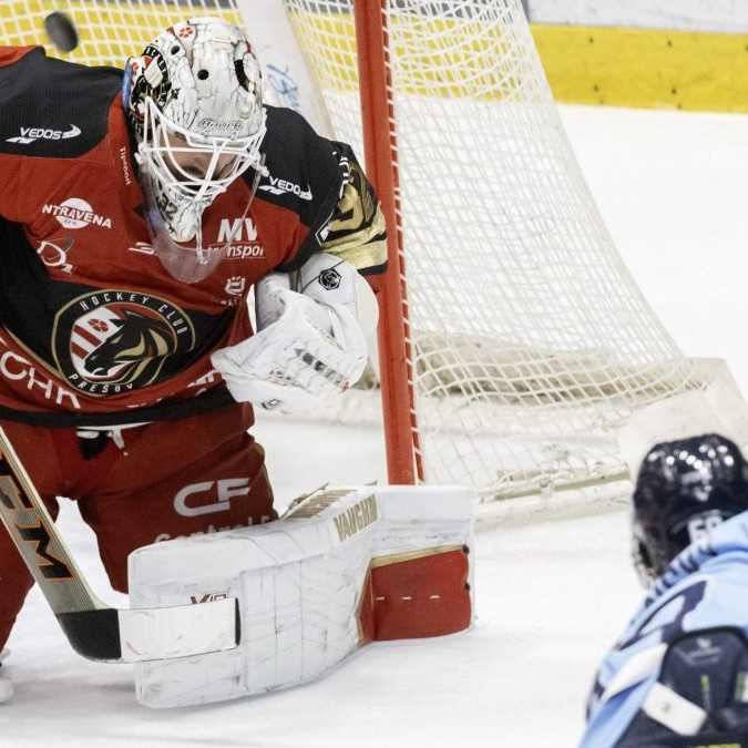 SR Bratislava hokej 16. kolo Tipsport liga BAX HC Slovan Bratislava - HC Prešov Na snímke sprava strieľa gól Samuel Solenský (Slovan) a brankár Jaroslav Janus (Prešov) počas zápasu 16. kola hokejovej Tipsport ligy.