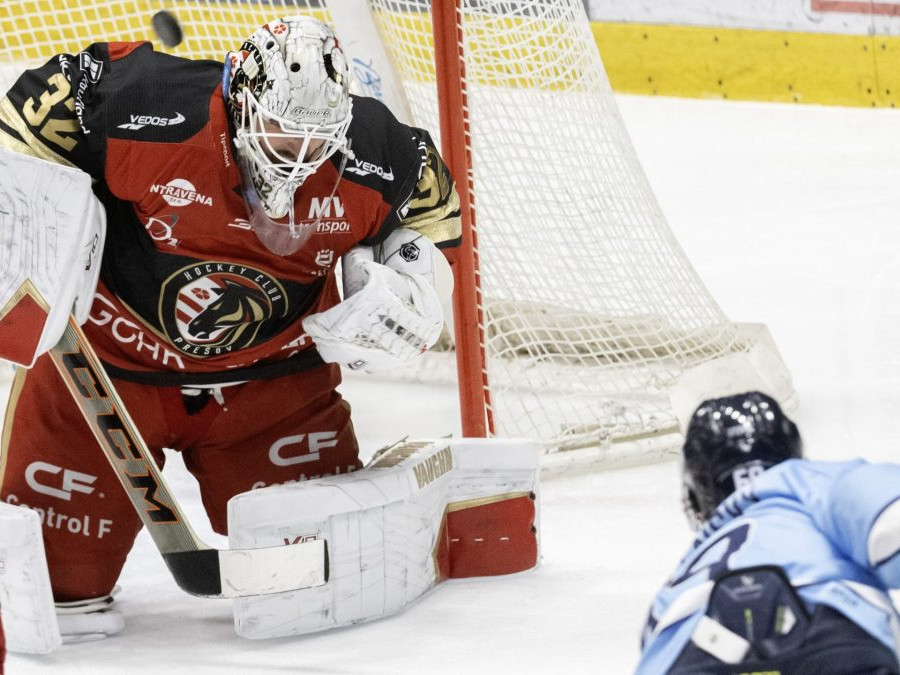 SR Bratislava hokej 16. kolo Tipsport liga BAX HC Slovan Bratislava - HC Prešov Na snímke sprava strieľa gól Samuel Solenský (Slovan) a brankár Jaroslav Janus (Prešov) počas zápasu 16. kola hokejovej Tipsport ligy.