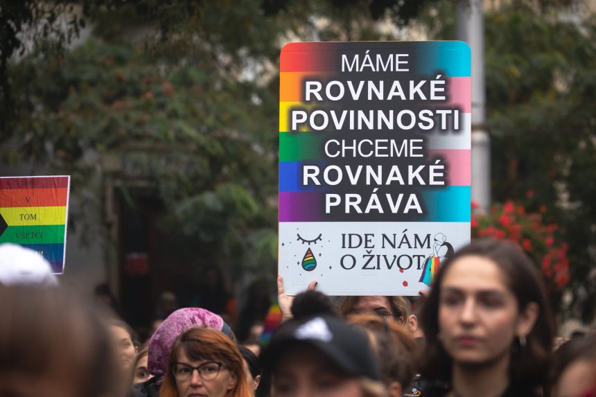 Na snímke transparent na proteste s nápisom Máme rovnaké povinnosti, chceme rovnaké práva, ide nám o život.