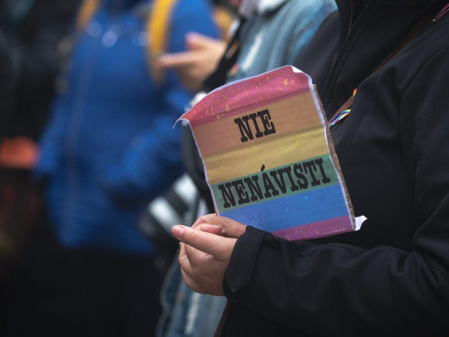 Na snímke osoba drží transparent s nápisom NIE NENÁVISTI.