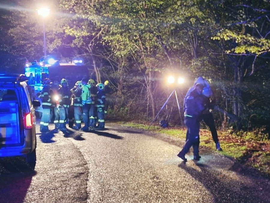Nehoda pri obci Močiar, na snímke záchranné zložky.