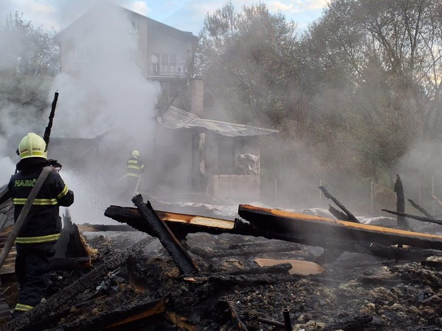 Na snímke hasiči zasahujú pri požiari bývalej stolárskej dielni v Čadci.