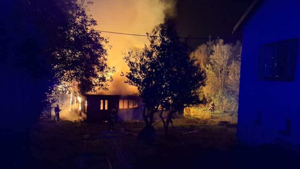 Na snímke hasiči zasahujú pri požiari bývalej stolárskej dielni v Čadci.