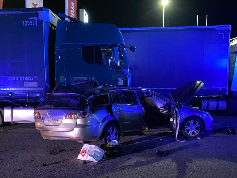 Na snímke auto po tragickej nehode na diaľnici D4.