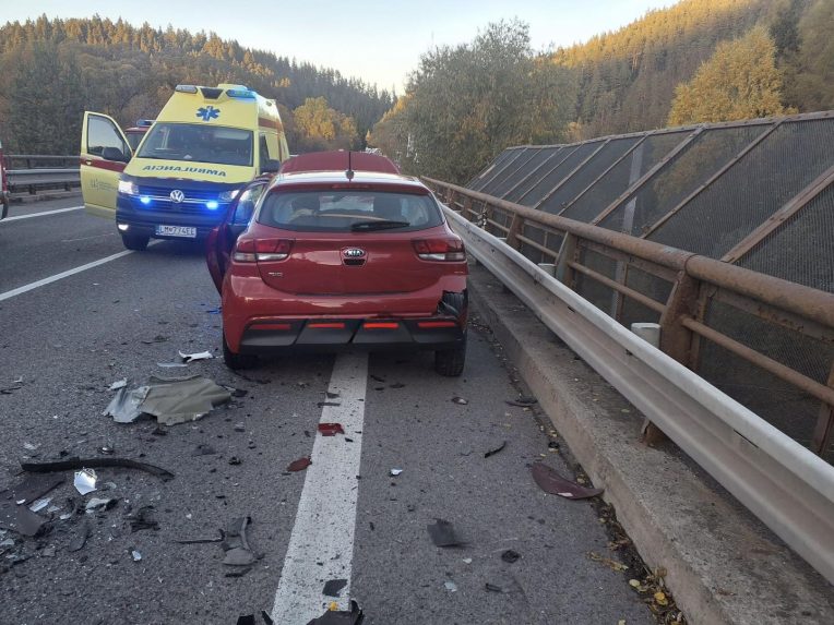 Na snÃƒÂ­mke auto po nehode v Liptovskej PorÃƒÂºbke.