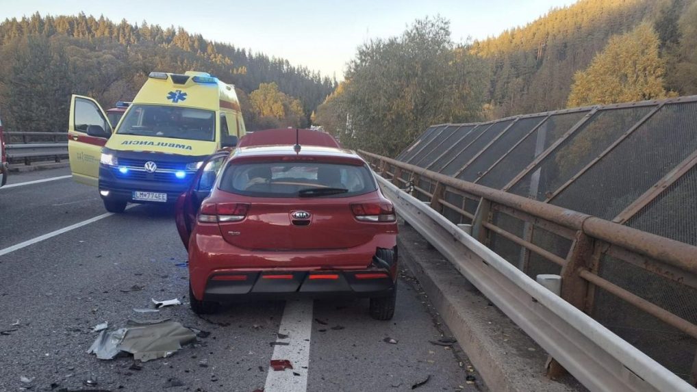 Na snímke auto po nehode v Liptovskej Porúbke.