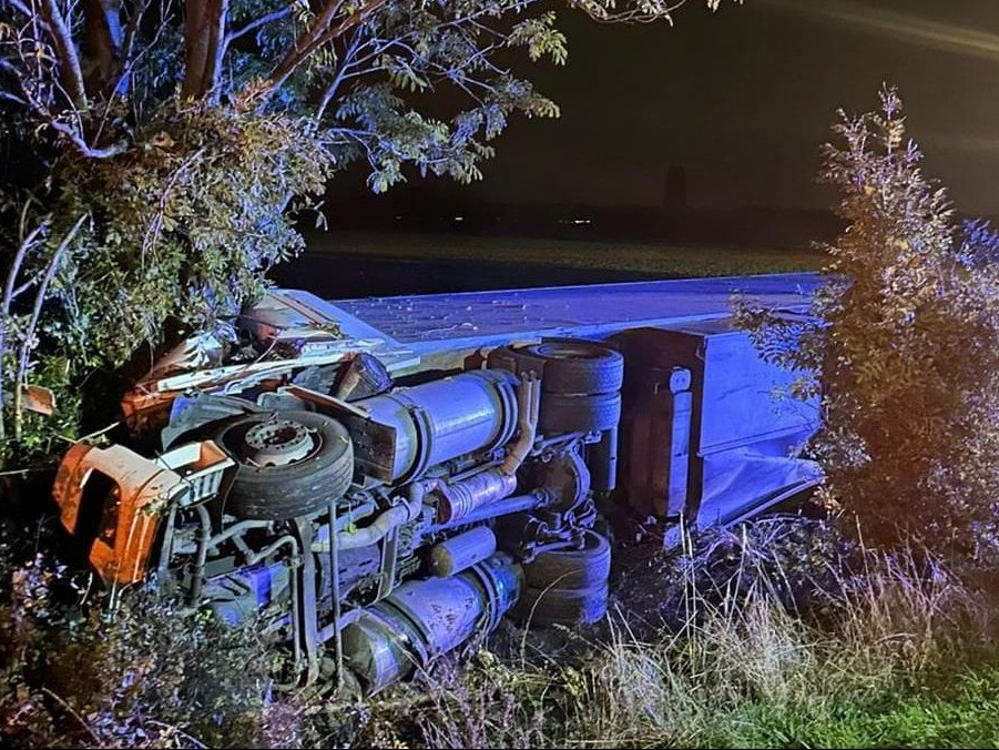 Na snímke prevrátená dodávka.