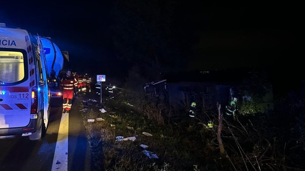 Na snímke miesto nehody na D1, pri ktorej prišiel o život vodič dodávky.