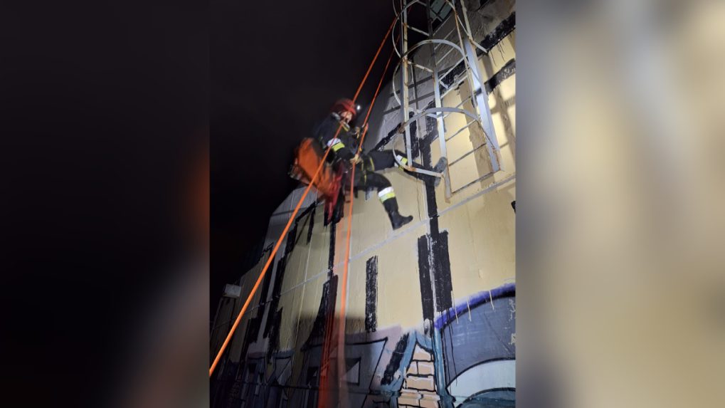 ZÃƒÂ¡sah hasiÃ„Âov na moste v Krakove, pri ktorom zachraÃ…Âˆovali elektrokolobeÃ…Â¾ku z vÃƒÂ½Ã…Â¡ky 40 metrov.