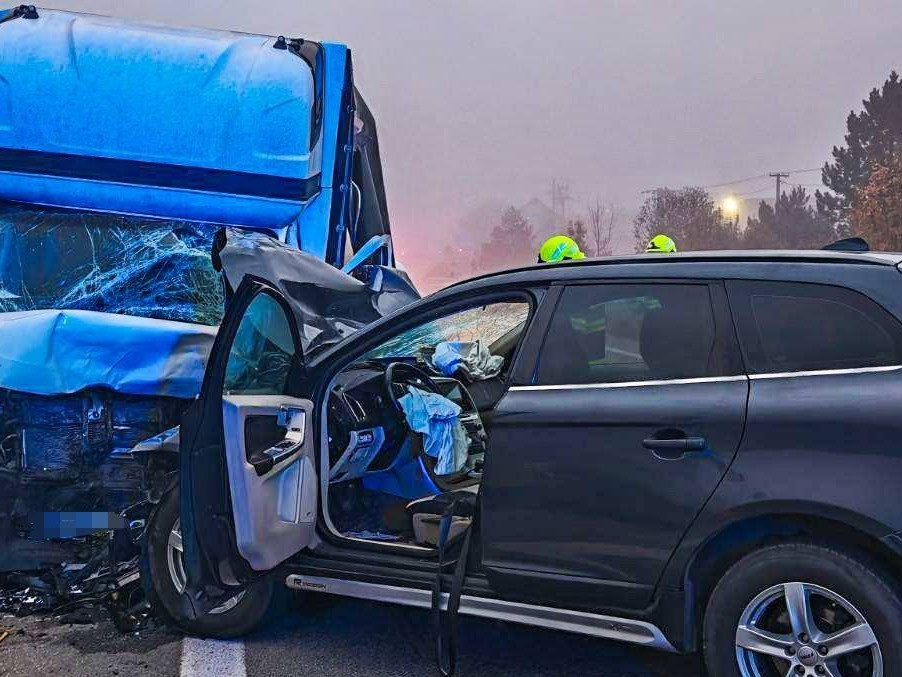 Na snímke autá po nehode v Turni nad Bodvou.