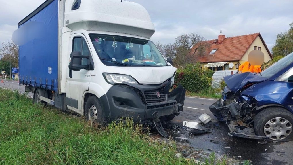 Nehoda v Lehniciach, nákladiak a osobné auto s rozbitými prednými časťami odstavené na ceste.