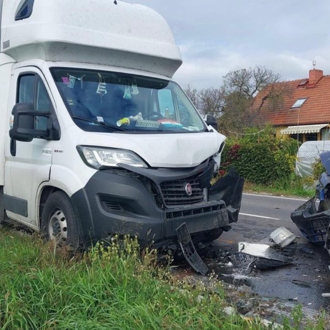 Nehoda v Lehniciach, nákladiak a osobné auto s rozbitými prednými časťami odstavené na ceste.