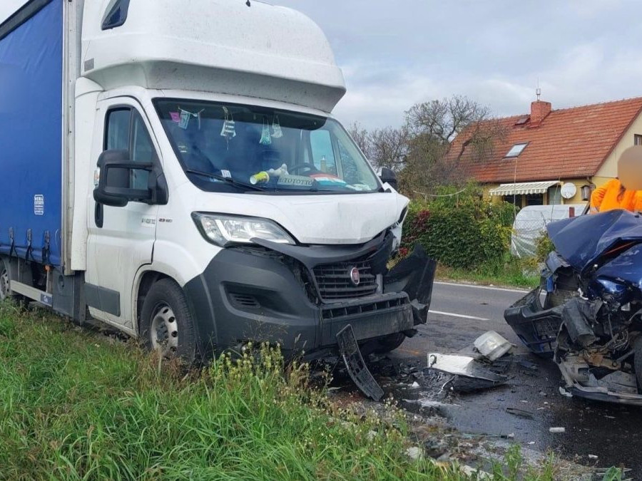 Nehoda v Lehniciach, nákladiak a osobné auto s rozbitými prednými časťami odstavené na ceste.