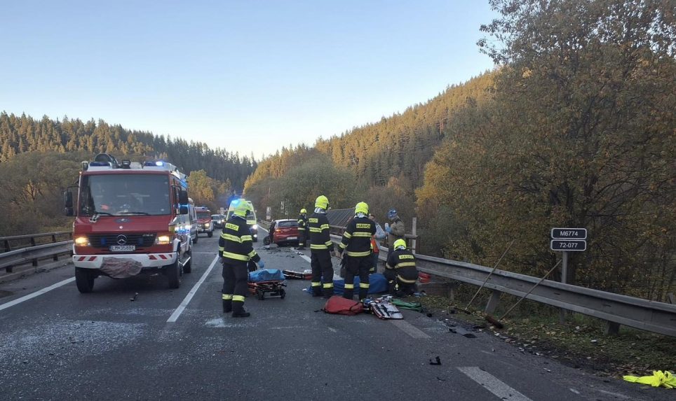Na snÃƒÂ­mke hasiÃ„Âi zasahujÃƒÂº po nehode Na snÃƒÂ­mke rozbitÃƒÂ© auto po nehode v Liptovskej PorÃƒÂºbke.