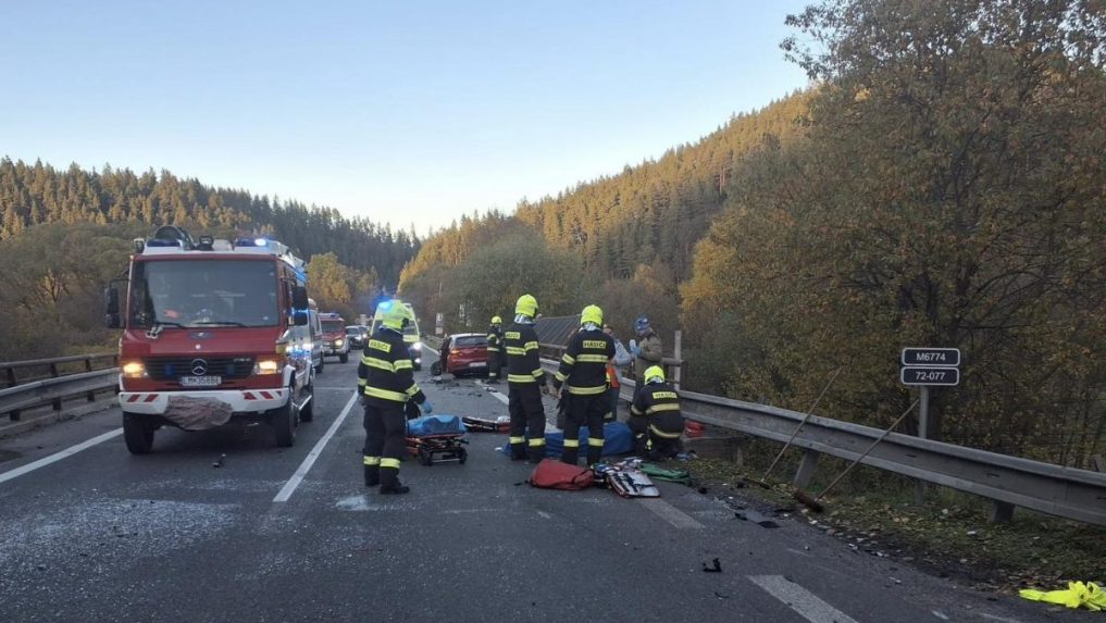 Na snímke hasiči zasahujú po nehode Na snímke rozbité auto po nehode v Liptovskej Porúbke.