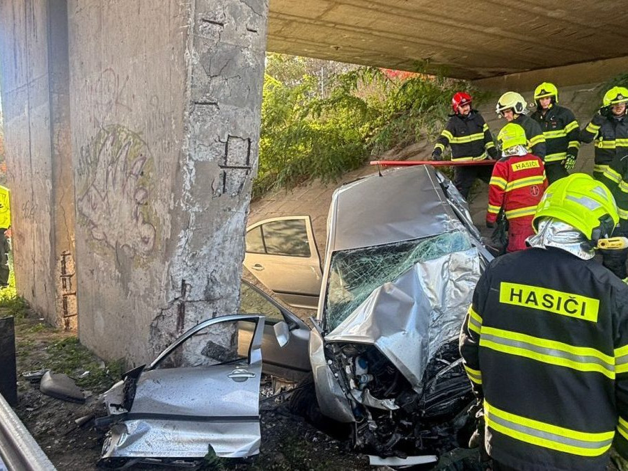 Na snímke hasiči zasahujú pri dopravnej nehode.