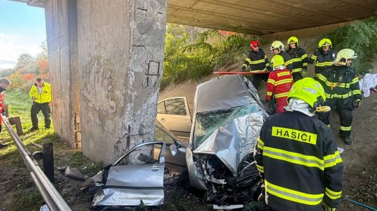 Na snímke hasiči zasahujú pri dopravnej nehode.