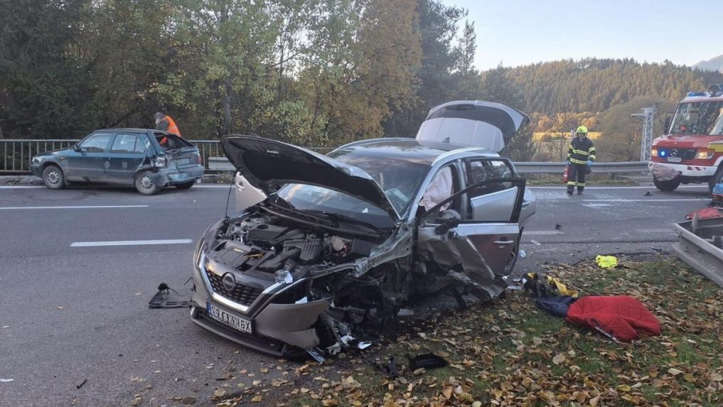 Na snímke rozbité auto po nehode v Liptovskej Porúbke.