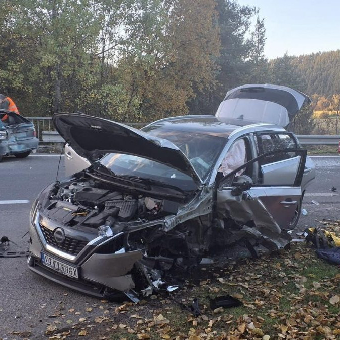 Na snímke rozbité auto po nehode v Liptovskej Porúbke.