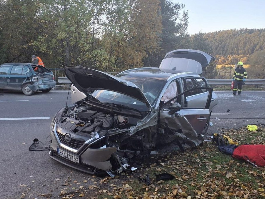 Na snímke rozbité auto po nehode v Liptovskej Porúbke.