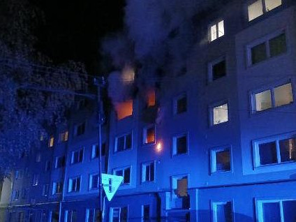 Na snímke požiar bytového domu.