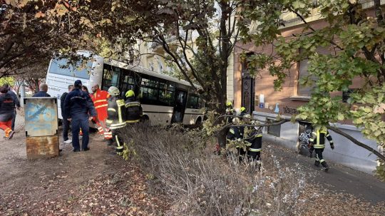 Na snímke autobus po nehode.