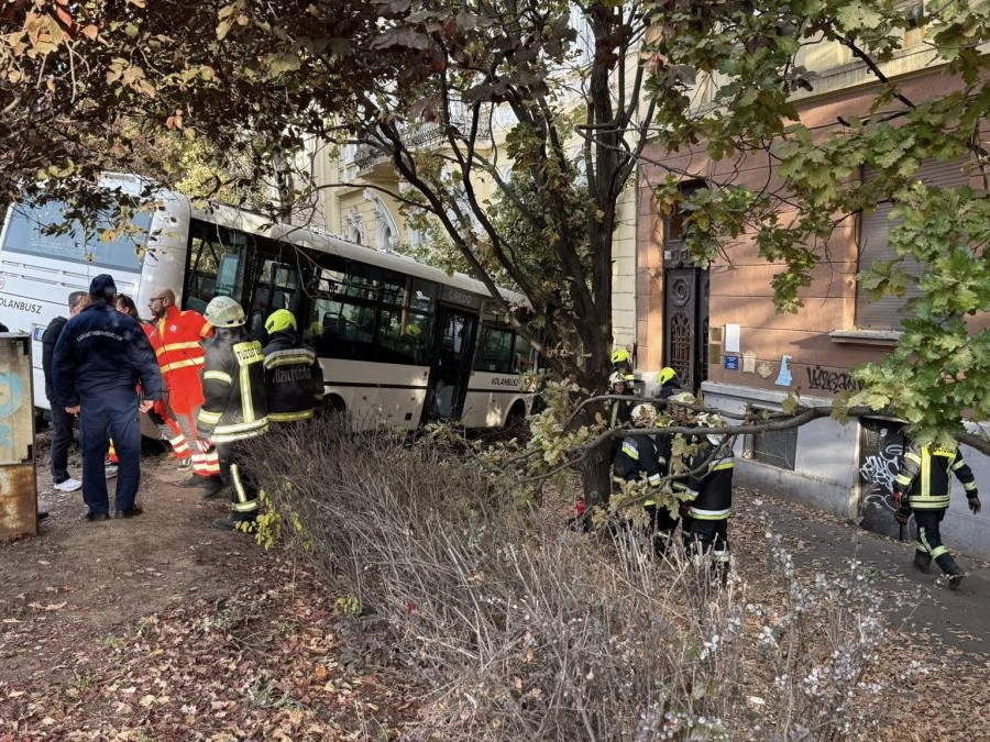 Na snímke autobus po nehode.