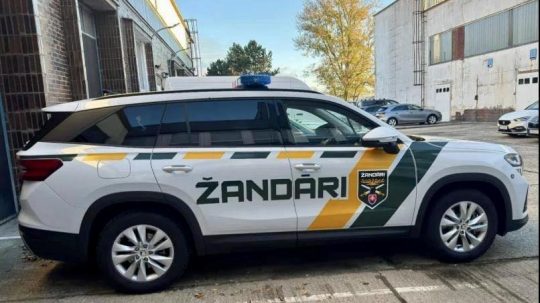 Žandári budú mať autá s vlastnými polepmi.